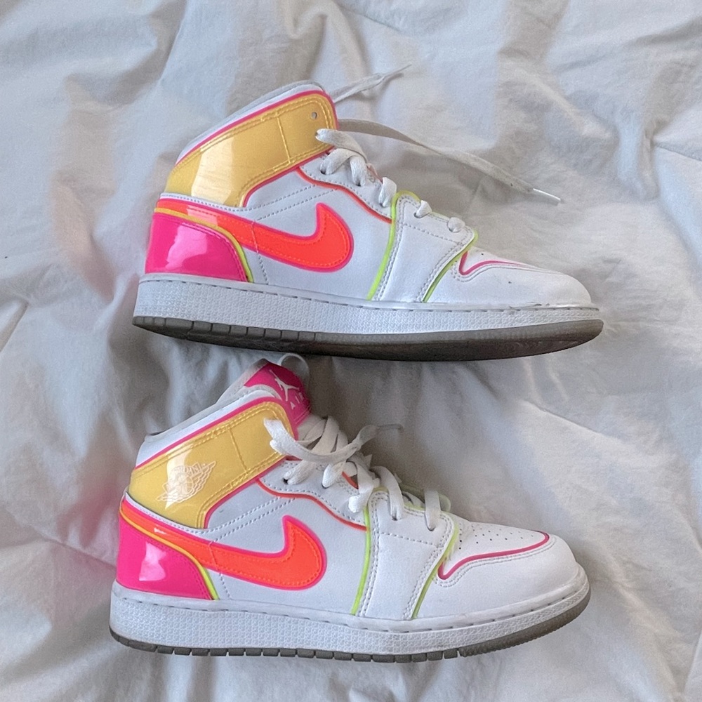 jordan 1 mid Edge Glow